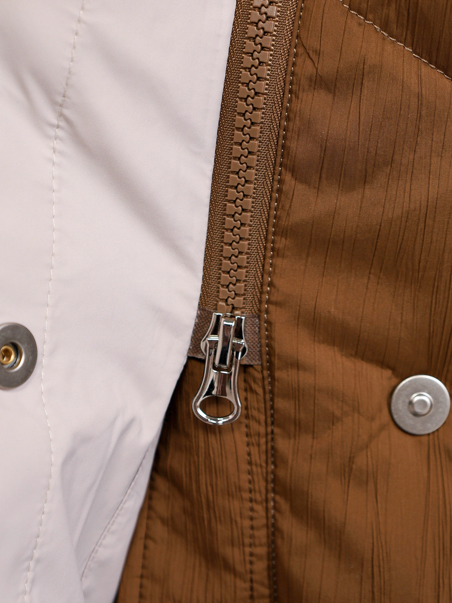 Пуховик светло-коричневого цвета с капюшоном